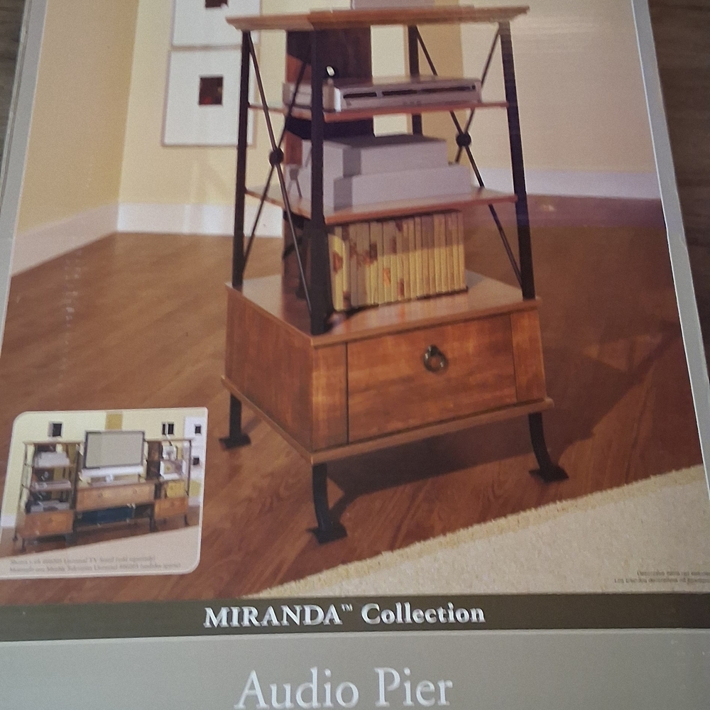 Collection Audio Pier in Brown and Black